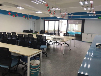 上海徐汇区徐家汇写字楼 小半层三面采光附赠双露台精装修家具全配 实景拍摄