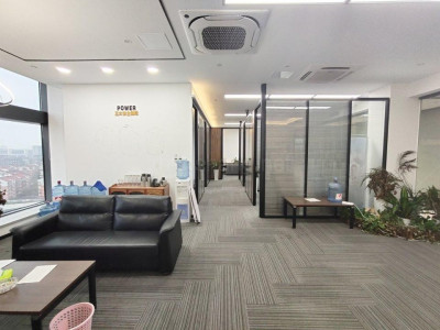 浙江杭州滨江区精装朝南带家具285平米写字楼出租，电梯口户型